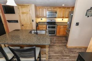 Dapur atau dapur kecil di Seven Springs 2 BR Premium Condo, Walk to Slopes condo