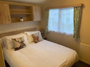 Dormitorio con cama con almohada de ciervo en 170 Newquay Bay Resort en Newquay Bay Resort
