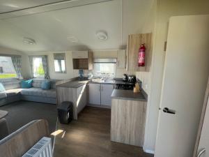 uma cozinha e sala de estar de uma caravana em 170 Newquay Bay Resort em Newquay Bay Resort