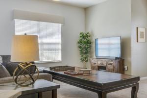een woonkamer met een salontafel en een televisie bij Penthouse Utopia condo in Orlando