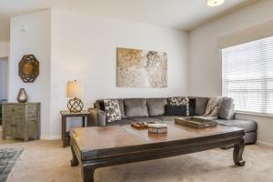 een woonkamer met een bank en een tafel bij Penthouse Utopia condo in Orlando