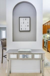 een kaptafel in een keuken met een spiegel bij Penthouse Utopia condo in Orlando