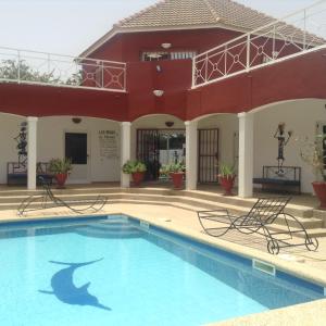 uma piscina em frente a uma casa com um tubarão pintado nela em Le Paradis em Nianing