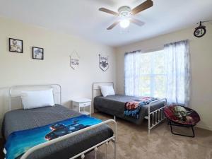 1 dormitorio con 2 camas y ventilador de techo en 4 Bedroom Town Home Near Disney townhouse en Kissimmee