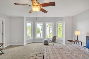 Schlafzimmer mit Deckenventilator und Fenstern in der Unterkunft Relaxing Luxurious Waterfront townhouse in Hampton