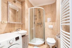 une salle de bain avec une douche, des toilettes et un lavabo dans l'établissement Apartment Becherhaus, à Karlovy Vary 10 autres photos