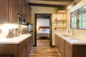 een keuken met een wastafel en een bed in een kamer bij Destination Oak Creek 8 apts in Sedona