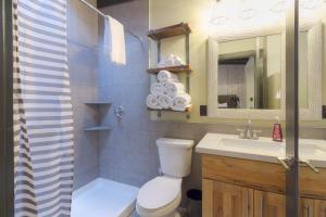 een badkamer met een toilet, een wastafel en een douche bij Destination Oak Creek 8 apts in Sedona