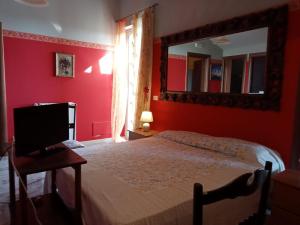سرير أو أسرّة في غرفة في Villa dei Principi