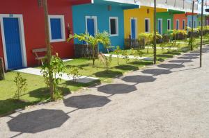 una fila de casas coloridas en una calle en Pousada Vila Vovo Zilda, en Maragogi