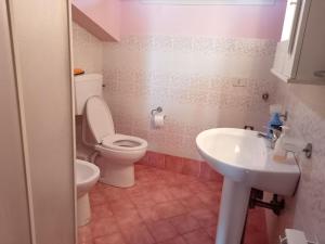 a bathroom with a toilet and a sink at Villa dei Principi in Torrenova