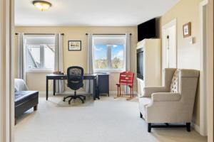 Posezení v ubytování Luxury Chalet-Walk to Beach/Village w Mtn View + 28 fotografií