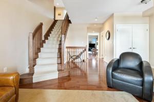 Posezení v ubytování Luxury Chalet-Walk to Beach/Village w Mtn View