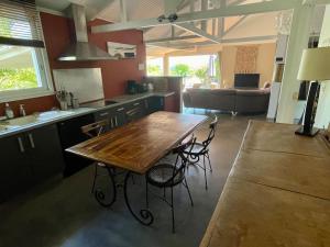 Η κουζίνα ή μικρή κουζίνα στο Villa Bourbon de charme