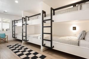 two bunk beds in a room with a checkered rug at Lagoon Vibes townhouse in St. George