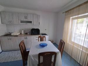 a kitchen with a table with a blue bowl on it at Kuca za odmor Duranovic in Kladovo