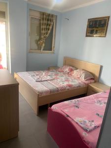 um quarto com 2 camas e uma janela em Endri em Golem