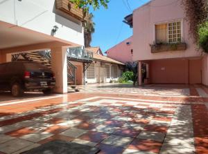 una calle vacía con suelo de baldosa frente a un edificio en Luxury Loft en Mendoza