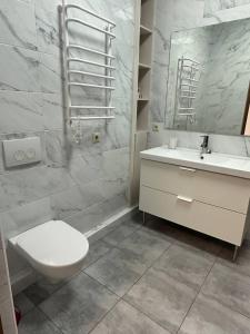 Odessa的住宿－Altair apartments Budova，浴室配有卫生间、盥洗盆和淋浴。