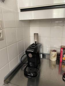 einen Toaster, der auf einer Theke in der Küche sitzt in der Unterkunft Alpenurlaub II Wohnung mit Traumausblick in Bad Mitterndorf