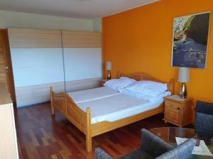 1 dormitorio con 1 cama y pared de cristal en Alpenurlaub II Wohnung mit Traumausblick, en Bad Mitterndorf