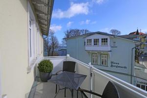 a balcony with a table and a building at Villa Strandmuschel Whg. 09 mit Balkon in Göhren