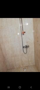 y baño con ducha y puerta de cristal. en Sinope en Gokceada Town