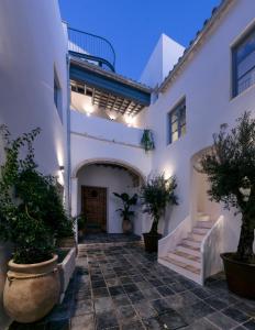 a courtyard in a house with potted plants at Casa del Museo - Agua in Medina Sidonia
