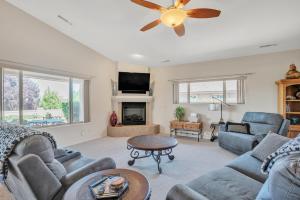 un soggiorno con divani e ventilatore a soffitto di Prescott Luxury Home near Golf Course and Airport home a Prescott Valley