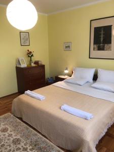 - une chambre avec 2 lits et des serviettes dans l'établissement Hedgehog's Home - Ježeva kućica Free Parking, à Sarajevo