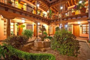 une grande cour avec une fontaine dans un bâtiment dans l'établissement Hotel Pueblo Magico, à Pátzcuaro