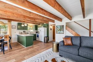 sala de estar con sofá y cocina en Marina Beach Cabin - Dog-Friendly Home with Deck! home, en Groveland