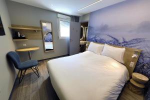 um quarto com uma cama, uma mesa e uma cadeira em Sure Hotel by Best Western Dole em Dole