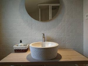 een badkamer met een wastafel en een spiegel bij Casa Pozo Tarama in Casavieja