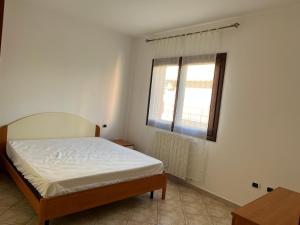 - une chambre avec un lit et une fenêtre dans l'établissement Appartamento bilocale 4 posti Olbia Codice IUN R3972, à Olbia