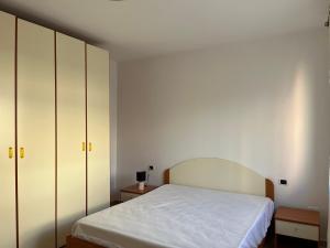 - une chambre avec un lit doté de draps et de placards blancs dans l'établissement Appartamento bilocale 4 posti Olbia Codice IUN R3972, à Olbia