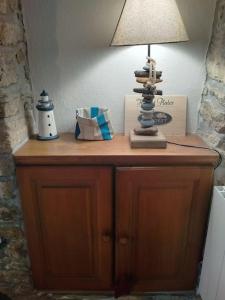 einen Tisch mit einer Lampe darüber in der Unterkunft Penty lothea in Quimperlé