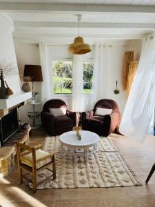 a living room with couches and a coffee table at Le vieux poirier à la Plaine des Cafres in Le Tampon