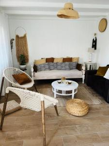 uma sala de estar com um sofá e uma mesa em Le vieux poirier à la Plaine des Cafres em Le Tampon