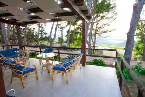 patio con sedie, tavoli e vista sull'oceano di Villa Panoramica sul Mare a Valderice
