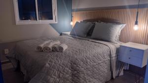 ein Schlafzimmer mit einem Bett mit zwei Handtüchern darauf in der Unterkunft Paraiso Paulista Premium in São Paulo