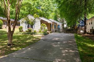 une allée en face d'une maison dans l'établissement RARE Downtown Matthews walk 2 shops restauraunts hike CLT 2 Bedroom not 3br, à Charlotte