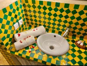 La salle de bains est pourvue d'un lavabo et de serviettes. dans l'établissement Dar Riad Niama, à Taroudant