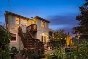 ein Haus mit einer Treppe davor in der Unterkunft Light filled Condo with enclosed sunny backyard in Oakland