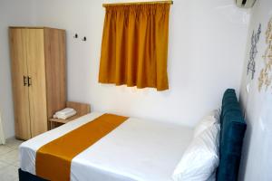トロニにあるChrissi Ammoudiaのベッドルーム(ベッド1台、窓付)
