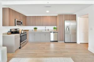 Virtuvė arba virtuvėlė apgyvendinimo įstaigoje Gardenia - The Designer Apartment