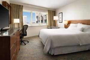 una camera d'albergo con un grande letto e una TV di The Westin San Diego Bayview a San Diego