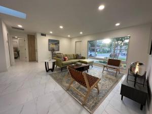 Χώρος καθιστικού στο The Sun House - 3 Bed, 2 Bath, Private Pool, Fire Pit, Huge Backyard