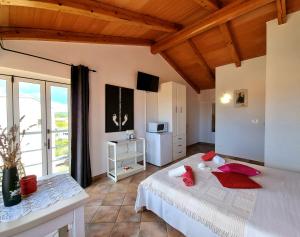 una camera da letto con un letto con cuscini rossi di Apartments Zonta 800 m From Beach a Rovigno (Rovinj)