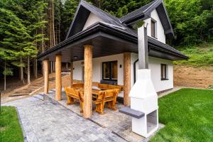 波拉齐克UROCZYSKO-POLAŃCZYK Prywatne Jacuzzi i Sauna w cenie !!!的一间前面有一张野餐桌的房子